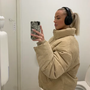 Manchester puffer jacka - Super snygg Manchester puffer jacka från Gina tricot! Inga större slitningar! Bara att fråga om ni vill ha fler bilder! Storlek M! Köparen står för frakten!❤️