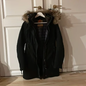 Parajumper jacka  - Säljer denna vinterjacka i strl XS från parajumper. Den är i gott skick, har dock ett litet hål på baksidan som man ser i tredje bilden(den syns knappt) och därav det låga priset. Säljer som sagt för 700 exslusive frakt. Skriv privat om du är intresserad❤️