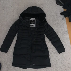 Vinter jacka - Jätte fin & varm vinter jacka.  Använt få gånger, som ny skick.  Ny pris 2800kr. 