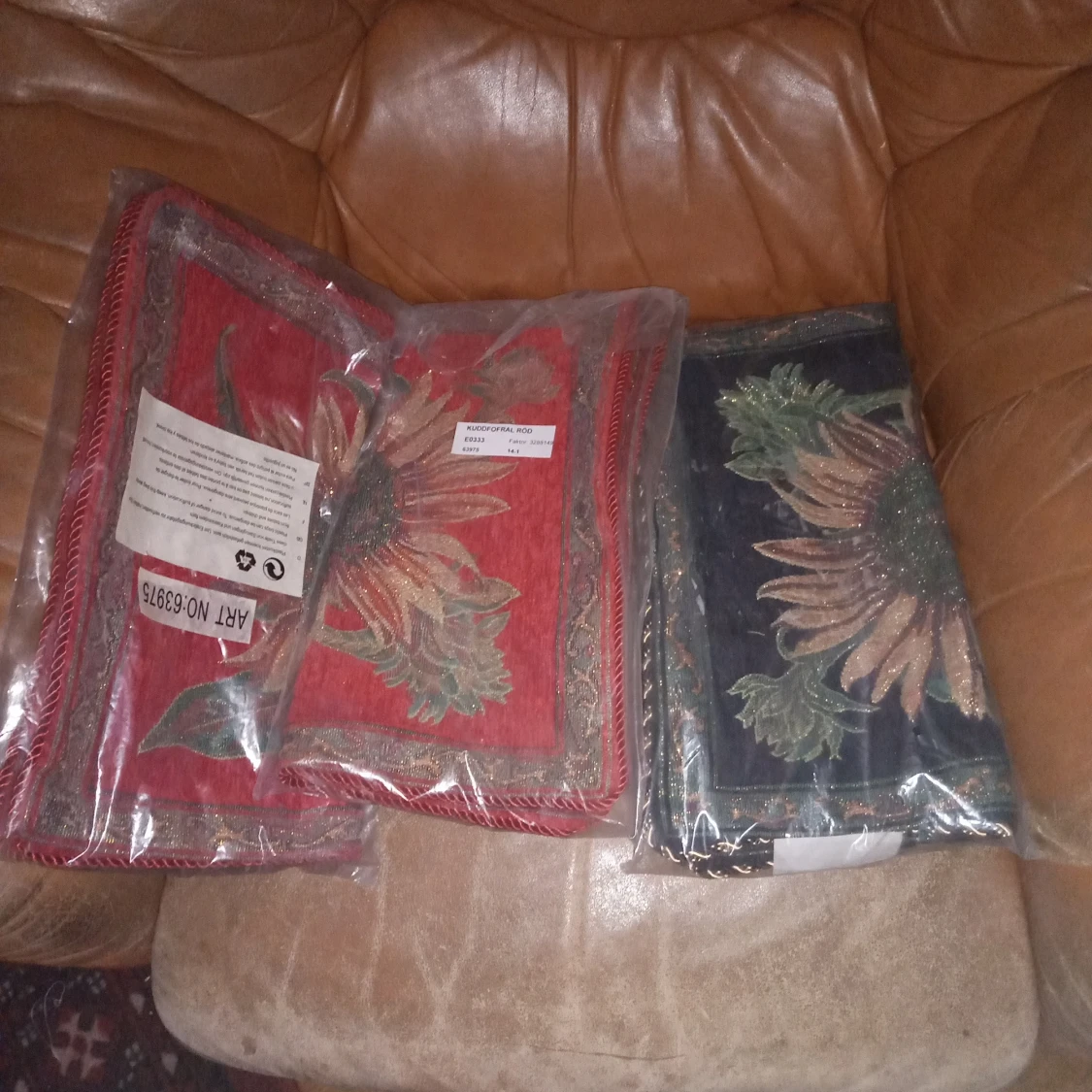 Kuddfodral Marin och två Röda 39x39 cm stora . - 90