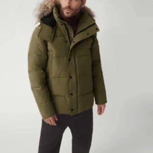Canada Goose - Hej jag säljer min Vinterjacka pågrund av att den är för liten. Skick på jackan är 7/10. Den är grön som på bilden och stolek XS. Ny pris på jacakn är 14.900, pris kan diskuteras.