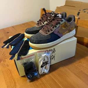 Travis scott air force 1  - Använt bara en gång sen insåg att de var för små. Har inte kvittot men har orderbekräftelsen från StockX. Man får med allt i bilden. OBS stora i storlek Hör av er om ni vill veta mer! Köparen står för frakt