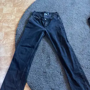 Ett par svarta jeans från weekday! Storlek 30/32, köpta för 599kr, säljer för 200kr. Använda mycket men i bra skick! Kommer inte till användning längre! 