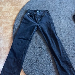 Weekday jeans - Ett par svarta jeans från weekday! Storlek 30/32, köpta för 599kr, säljer för 200kr. Använda mycket men i bra skick! Kommer inte till användning längre! 