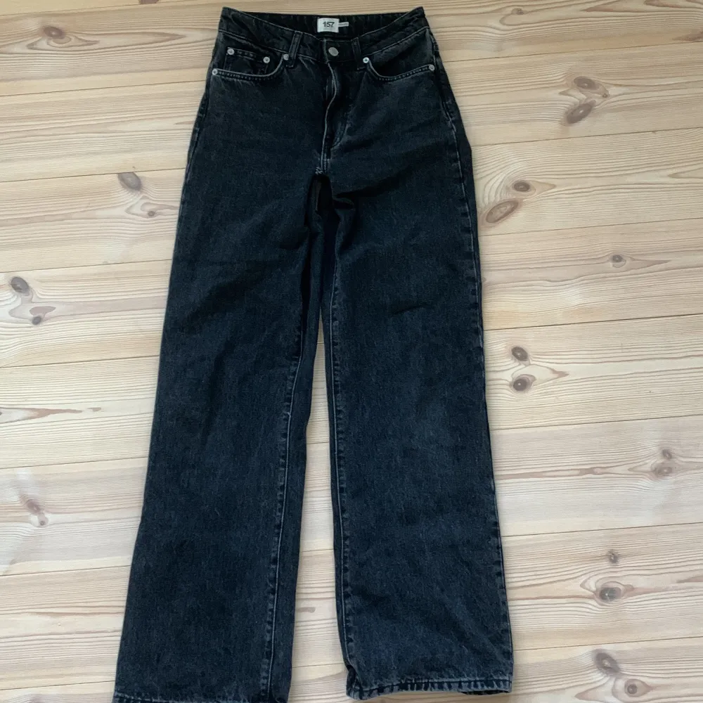 Ett par svarta mid Waist jeans. Dom har dock ett litet hår kan visa vid intresse. Dom är lite långa för mig som är 165cm lång men enkla att sy eller vika upp.💕. Jeans & Byxor.