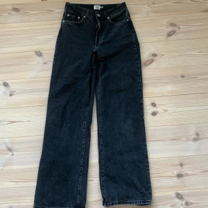 Lager 157 storlek s - Ett par svarta mid Waist jeans. Dom har dock ett litet hår kan visa vid intresse. Dom är lite långa för mig som är 165cm lång men enkla att sy eller vika upp.💕