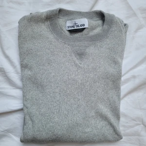 Stone Island Sweatshirt - Grå Stone island sweatshirt  Tunnare stickat material