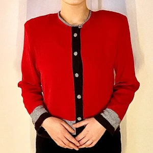 Vintage blus - Vintage blus med axelvaddar, bra skick, rak passform.