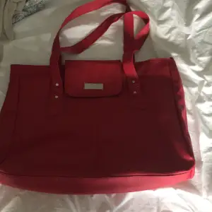 En röd aldrig använd Daniel hechter väska! Fick av farmor eftersom hon aldrig använt men kommer inte häller använda!