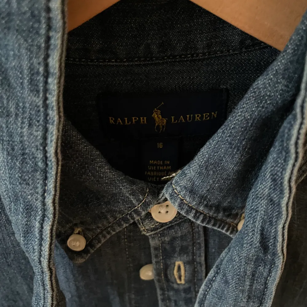 Säljer en helt oanvänd Ralph Lauren jeans-klänning eftersom jag råkade beställa en för liten storlek. Klänningen är i nyskick och prislapp finns kvar. Köptes för 1700kr och jag säljer den för 600-700💖. Klänningar.