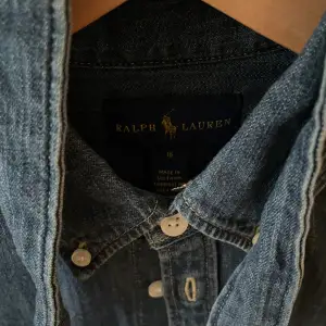 Säljer en helt oanvänd Ralph Lauren jeans-klänning eftersom jag råkade beställa en för liten storlek. Klänningen är i nyskick och prislapp finns kvar. Köptes för 1700kr och jag säljer den för 600-700💖