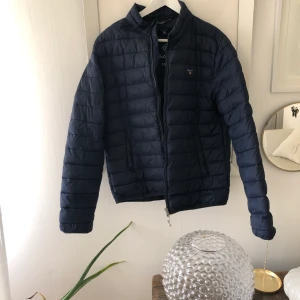 Gant jacka - Säljer min Gant jacka då jag inte längre använder den. Den saknar en knapp i ena av fickorna (syns inte från utsidan), men det kan billigt fixas. Bortsett från det så är kvalite och skicket jätte bra.   Ny pris är 2500kr  Säljer för 300kr