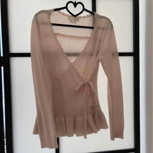 Kashmir tröja Odd Molly  - Jätte fin tröja från Odd Molly i 100% Kashmir. Tröjan sitter väldigt fint och knyts två gånger i midjan. Använd endast en gång. 