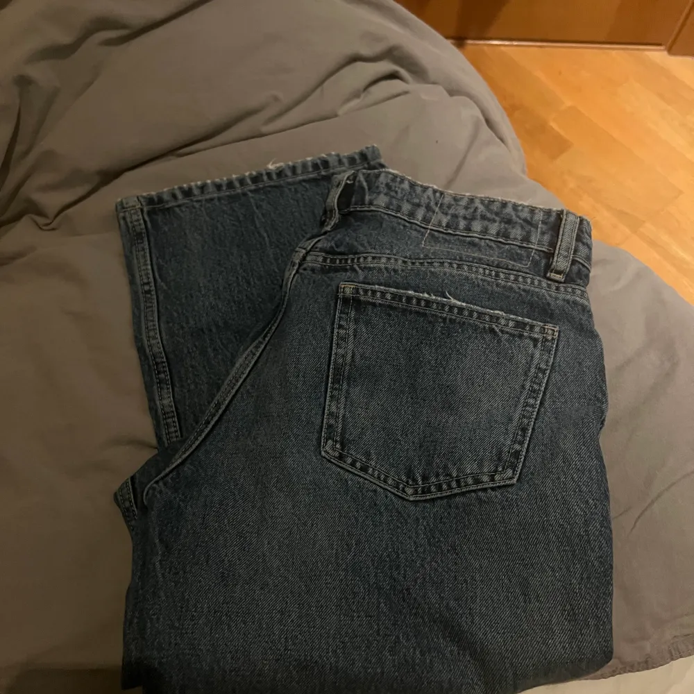 Säljer ni mina assnygga jeans från zara i modellen ”Jeans straight” i storlek 38, då dem nu tyvärr har blivit för små. Skulle säga att de är ganska små i storleken då jag vanligtvis är 38 i jeans💗 . Jeans & Byxor.
