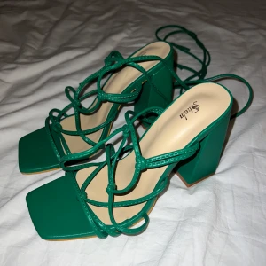 Snörklackar - Klackar från Shein. Endast testade.   Stel 41 men mer som en 40