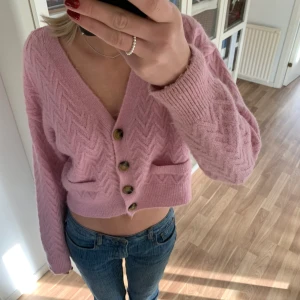 Stickad kofta - Jättesöt stickad kofta från zara i storlek s💞💞 jättefint skick!!