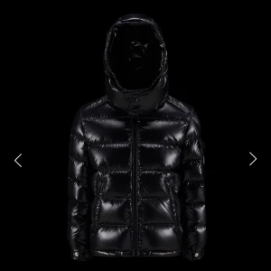Maya moncler jacka. - En moncler jacka, jackans moddel är Maya down jacket.Jackan är i väldigt bra skick inga repor/skador på jackan, köpt ungefär för 1,5 årsen på monclers ofciella sida, säljer jackan för den har tyvärr blivit lite för liten för mig. Jackan kommer med äkensbevis (kvitto) det finns också en scanning kod i jackan som visar att den är äkta och kommer med  låda. Pris kan diskuteras❤️