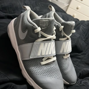 Basketskor storlek 40 - Bra fungerande basketskor. De gick bra att spela i när jag var yngre fast har växt ur dem. Köpare står för frakt om de inte kan mötas upp👍🏽