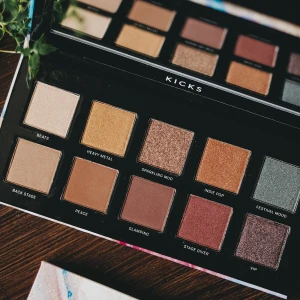 Kicks festival collection eyeshadow palette - Kicks festival collection eyeshadow palette! Köpt för 279kr säljer för 40kr!💕 Både väldigt höstiga och juliga färger i den så passar väldigt bra nu🍂Helt oanvänd❤️