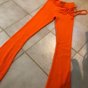 Byxor  - Nya byxor med band att knyta runt midjan 