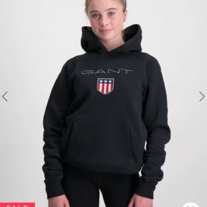 Gant hoodie - Säljer min svarta hoodie ifrån Gant. Väl använd men i bra skick, lite nopprig på insidan men ingenting som syns eller stör. Kom privat för fler bilder 💕💕