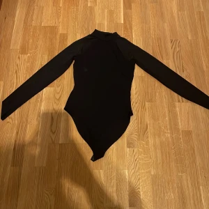 Oanvänd body. - Oanvänd body från even&odd. Ärmarna är ”genomskinliga” se bild.