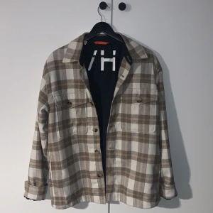 Geige flannel skjorta strl S - Detta är en beige oanvänd flannel skjorta i topp skick, skjortan är i storlek S och är oanvänd pga att den är för stor 