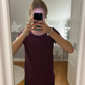 En mörklila blus från Vero Moda!! - Detta är en super söt blus från Vero Moda som dock behövs strykas.. Den har använts 1 göm vilket betyder att skicket är super bra. Den var ganska dyr men den sänks rejält. (399 kr) Den är väldigt lite i storleken!!!