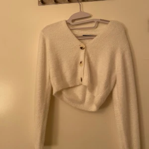 Kofta  - Denna kofta kan man ha som båda en fin tröja och en kofta. Den har knappar som man kan öppna. Kvaliten på den är som päls. Den är väldigt mjuk och skön. Super gullig tröja! har använt den fåtal gånger. 🥰