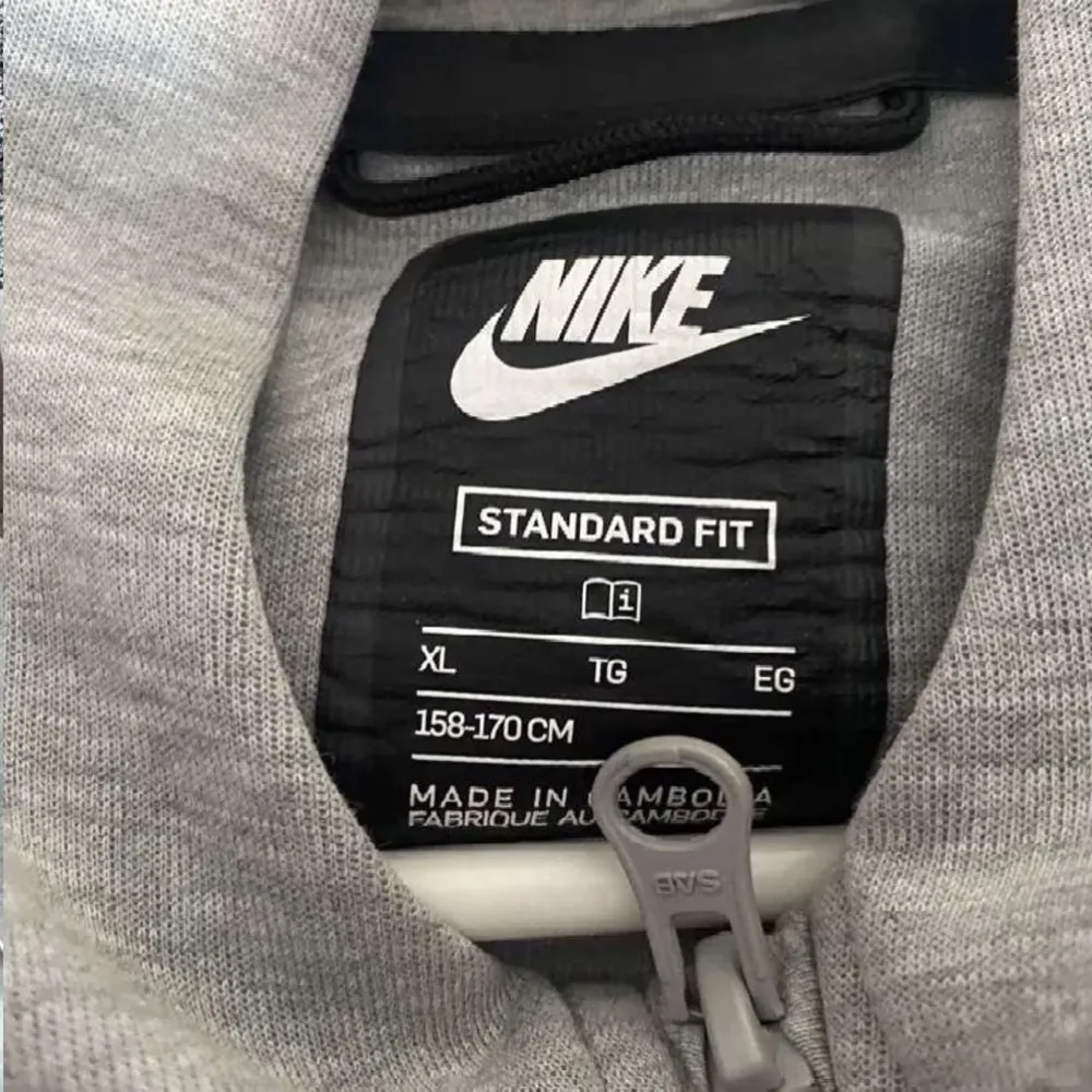 Säljer nu min Nike tech fleece och den är inte mycket alls använd, köptes ungefär i maj 2022 och storleken är XL i barn så du den passar folk  som bär XS/S o de är för både killar o tjejer ,frakt kan diskuteras privat 🥰. Hoodies.