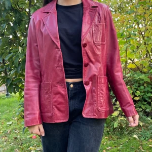 Röd skinnjacka - Jätte fint skick ❣️ säljer pga flytt utomlands. FÖRST TILL KVARN! (Köp ej med direkt funktionen)