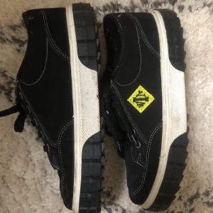 Coola sneakers  - Jätte snygga sneakers men kommer ej till användning, normala i storleken! Köpt dom second hand känner inte till märket men väldigt bra kvalite!
