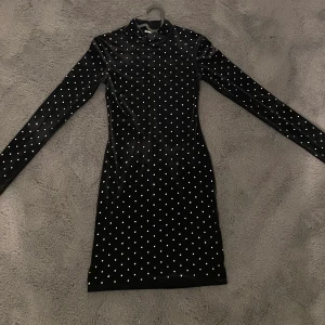 Klänning  - Klänning i sammet med små glansiga prickar. Köpt för 300 säljer för 200+frakt