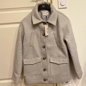 Ny Nakd jacka - Säljer min nya NaKD jacka med alla sina lappar kvar. Den satt inte som den skulle på mig och för sent att returnera. Kanske kan någon annan få nytta av den 💓 storlek 36 men lite Oversized modell. 