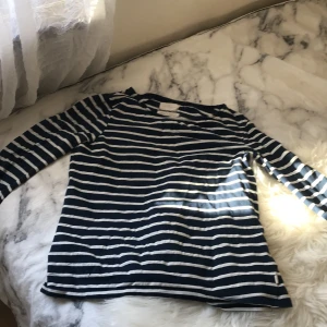 Randig tröja🫶🏻 - Säljer en mörkblå randig tröja jag köpt på secondhand för ungefär 1,5 år sen❤️aldrig kommit till användnin