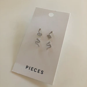 Örhängen ormar  - Splittrans nya örhängen, aldrig använda. Frakt 13:- 🐍