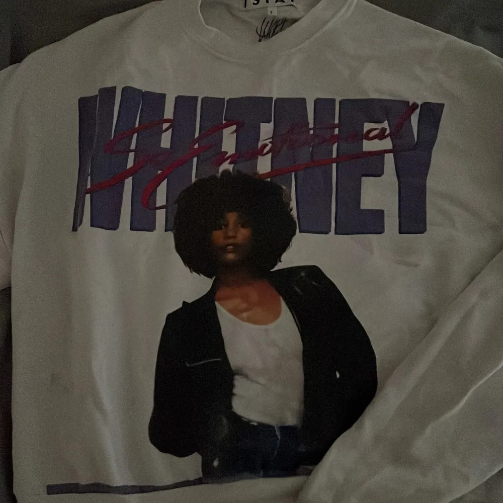 Jag säljer en Whitney Houston sweatshirt i storlek S, tröjan är väl använd men i bra skick. Säljer pga att tröjan inte kommer till användning, kom gärna privat för fler bilder 🥰. Tröjor & Koftor.