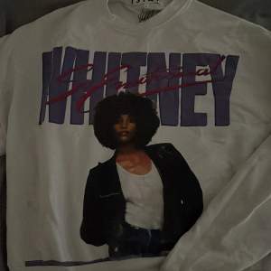 Jag säljer en Whitney Houston sweatshirt i storlek S, tröjan är väl använd men i bra skick. Säljer pga att tröjan inte kommer till användning, kom gärna privat för fler bilder 🥰