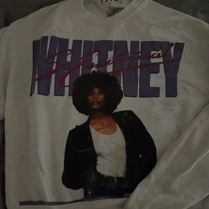 Whitney Houston sweatshirt  - Jag säljer en Whitney Houston sweatshirt i storlek S, tröjan är väl använd men i bra skick. Säljer pga att tröjan inte kommer till användning, kom gärna privat för fler bilder 🥰