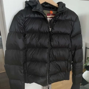 Parajumper dam nyskick  - Äkta Parajumper jacka(QRkod finns i jackan). Storlek M Köpt för 1 år sedan.  Använd MAX 2 gånger, sedan dess bara hängt i garderoben. MYCKET fint skick!     PARAJUMPER MARIAH WOMEN’S PUFFER JACKET PENCIL