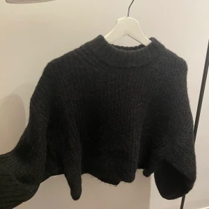Stickad tröja - Helt oanvänd stickad tröja från Gina. Den är lite croppad och har ballongärmar. 