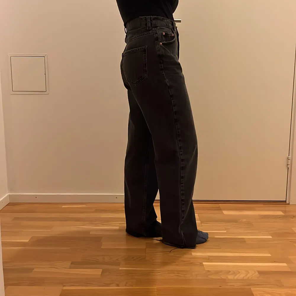 Ett par fina högmidjade jeans från Gina Tricot.💕 Endast använda några få gånger, är alltså i bra skick. Köparen betalar för frakten. 👍. Jeans & Byxor.