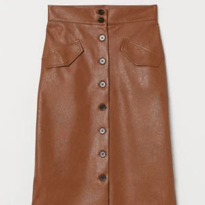 HM 🍁🤎✨Helt ny kjol i konstläder med knappar framtill🤎✨ - ✨☺️Helt ny kjol i konstläder med knappar framtill. Modell med hög midja och dekorativa framfickor med lock✨Fodrad och mycket mätt till knäna. perfekt för hösten 🍁🤎