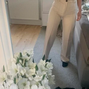 Vita kostym byxor  - Säljer dessa underbara vita kostym byxor som formar rumpan jättefint, dock så är dom knappt använda, säljer dom pgv att jag har många kostymbyxor, hör av er vid intresse eller fler bilder 💗