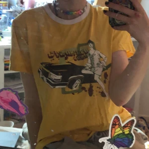 Gul tshirt - Gul T-shirt med tryck  Bekväm  Bra kvalitet  