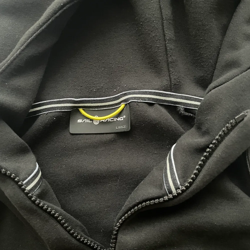 En äkta sail racing tech. Den är i bra skick och i storlek L men passar även M då den är lite tajt. Det är killmodell men ser normal ut på tjejer också. Köpt för 1400. Villig att gå ner i pris vid snabb affär❤️. Neuletakit & Villapaidat.