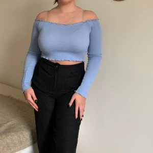 Of shoulder topp - Långärmad of shoulder topp från bikbok! Verkligen superfin men används inte längre. Väldigt skönt material och i väldigt bra kvalitet.  Priset kan diskuteras!🥰 