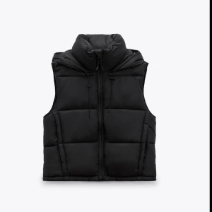 Zara svart väst  - I bra skicka men kommer inte till användning! Fårn zara: ord pris var 560kr men säljer för 400kr