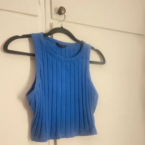 Blå topp - Säljer denna fina ribbade toppen🫶🏻 Ingen tecken på användning💕 Storlek S-M