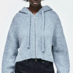 Stickad zip hoodie - En blå fin stickad zip hoodie från zara. Använd endast 1 gång! Är i storlek M-L men passar mig som har S. Jätte fin nu under hösten. Skriv för fler bilder❤️‍🔥